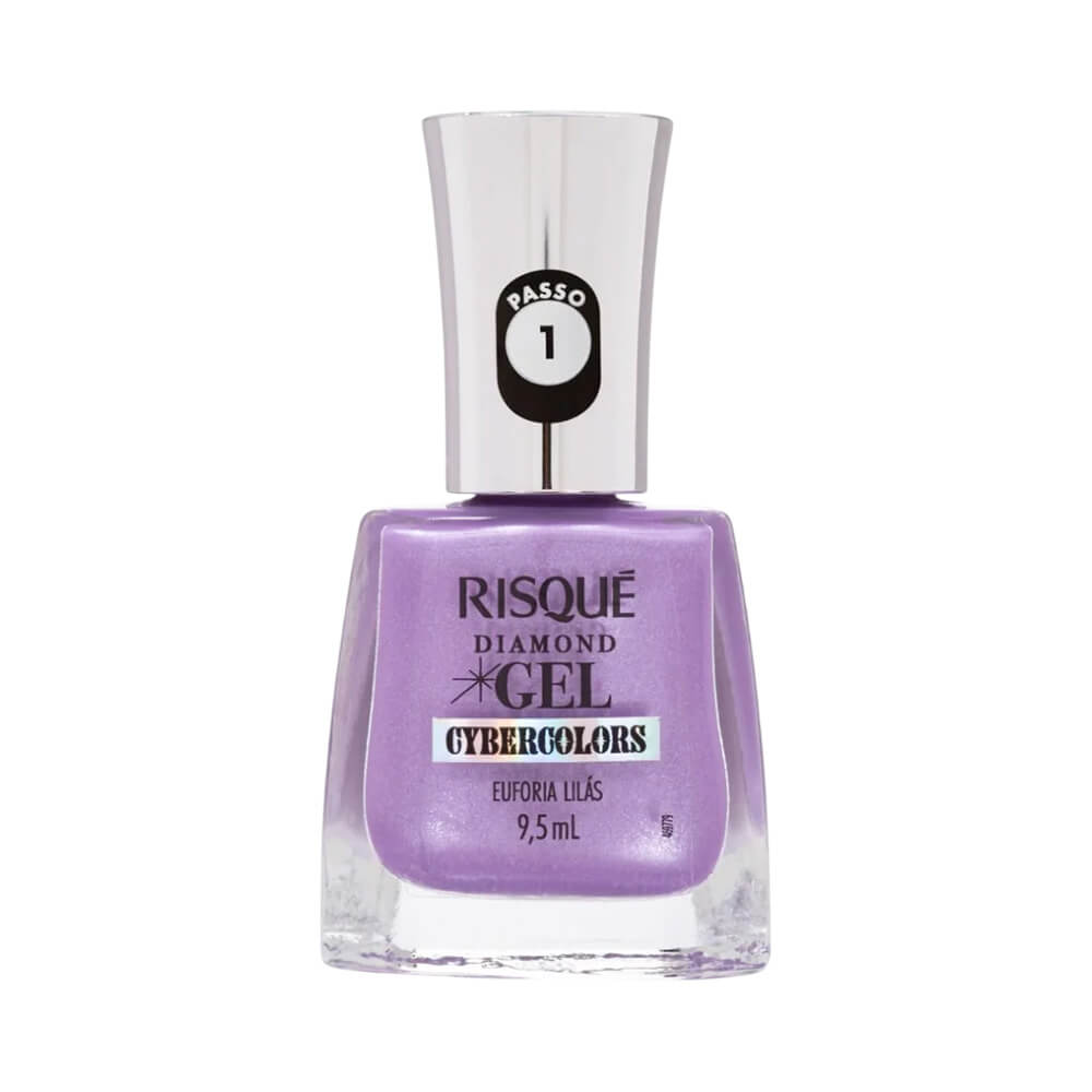 Frasco de esmalte Risqué Diamond Gel Cybercolors Euforia Lilás, cor lilás, aplicado em unha com efeito gel